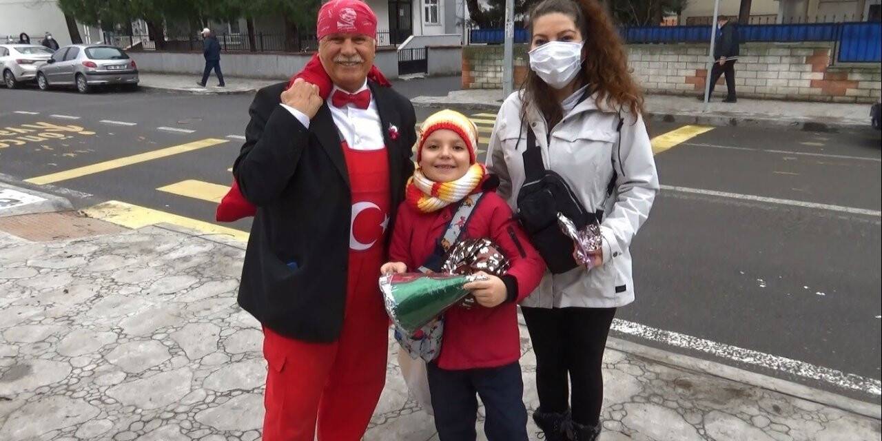 Ay yıldızlı elbisesi ile sokak sokak çocuklara hediye dağıtıyor