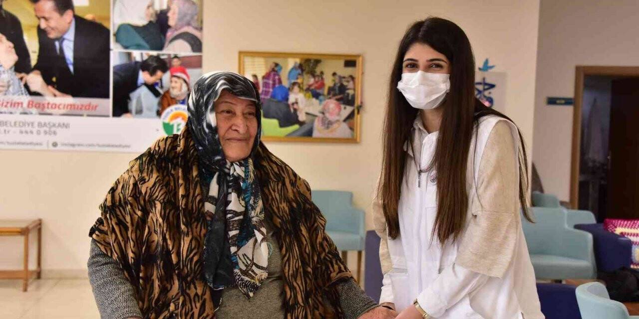 Yeryüzü Doktorları Tuzla Belediyesi Yaşlılar Merkezi’ni ziyaret etti