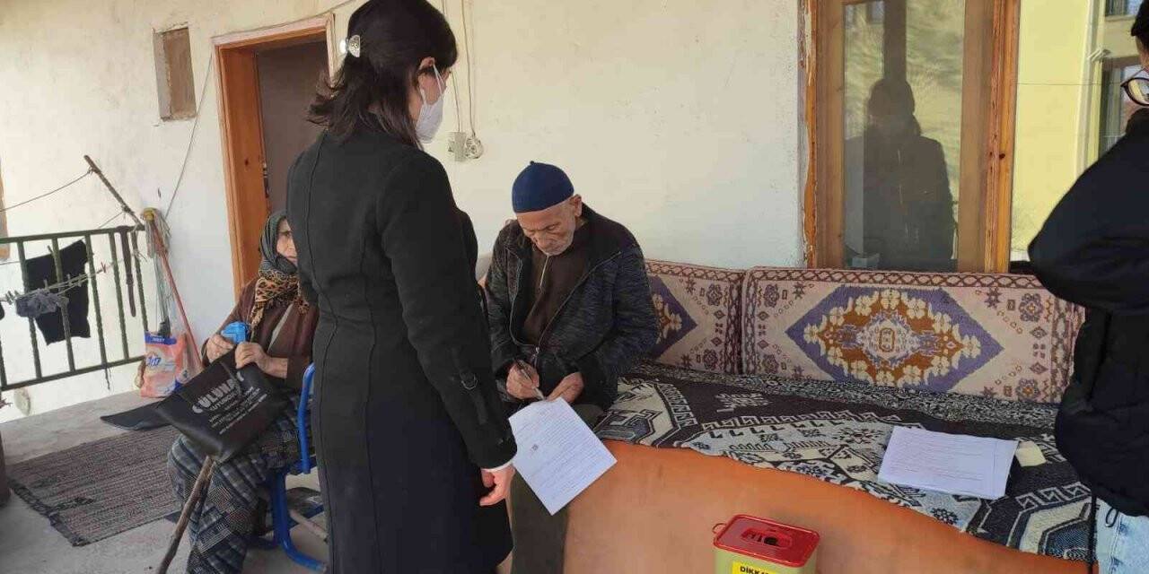 Sungurlu’da sağlık çalışanları köylerde aşı çalışması yapıyor