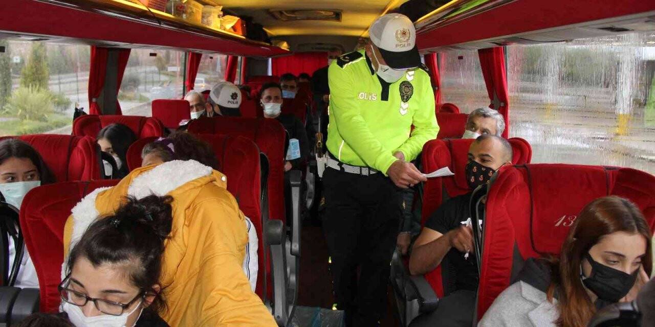 Otobüslerde hem denetim, hem maske dağıttılar