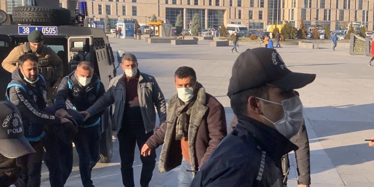 Husumetlisini bıçakla öldüren şahıs adliyeye sevk edildi
