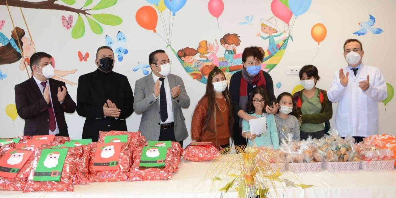 Yılbaşı etkinliği hasta çocuklara moral oldu