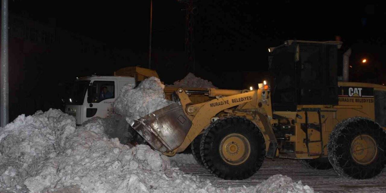 Muradiye’de kar temizleme çalışmaları