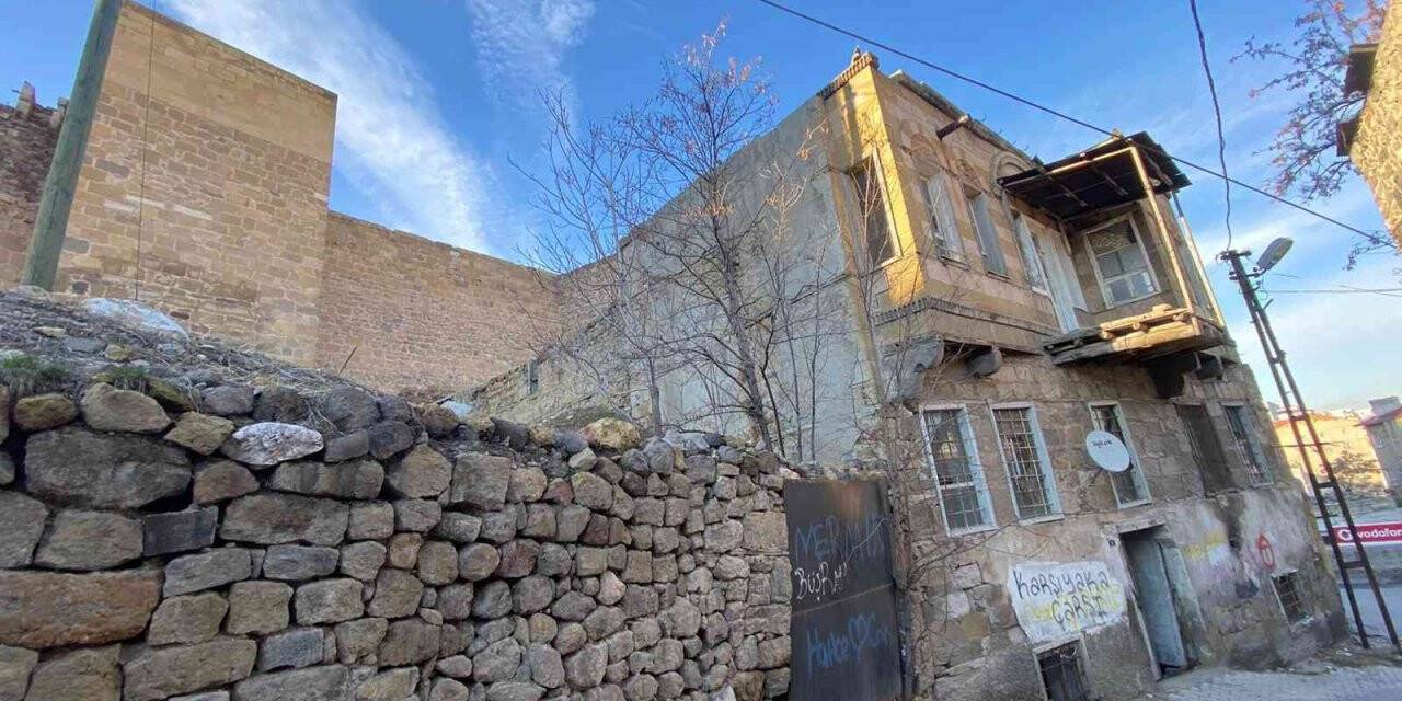 Niğde’de film gibi olay: Kaleyi gezen kadın definecilerin üzerine düştü
