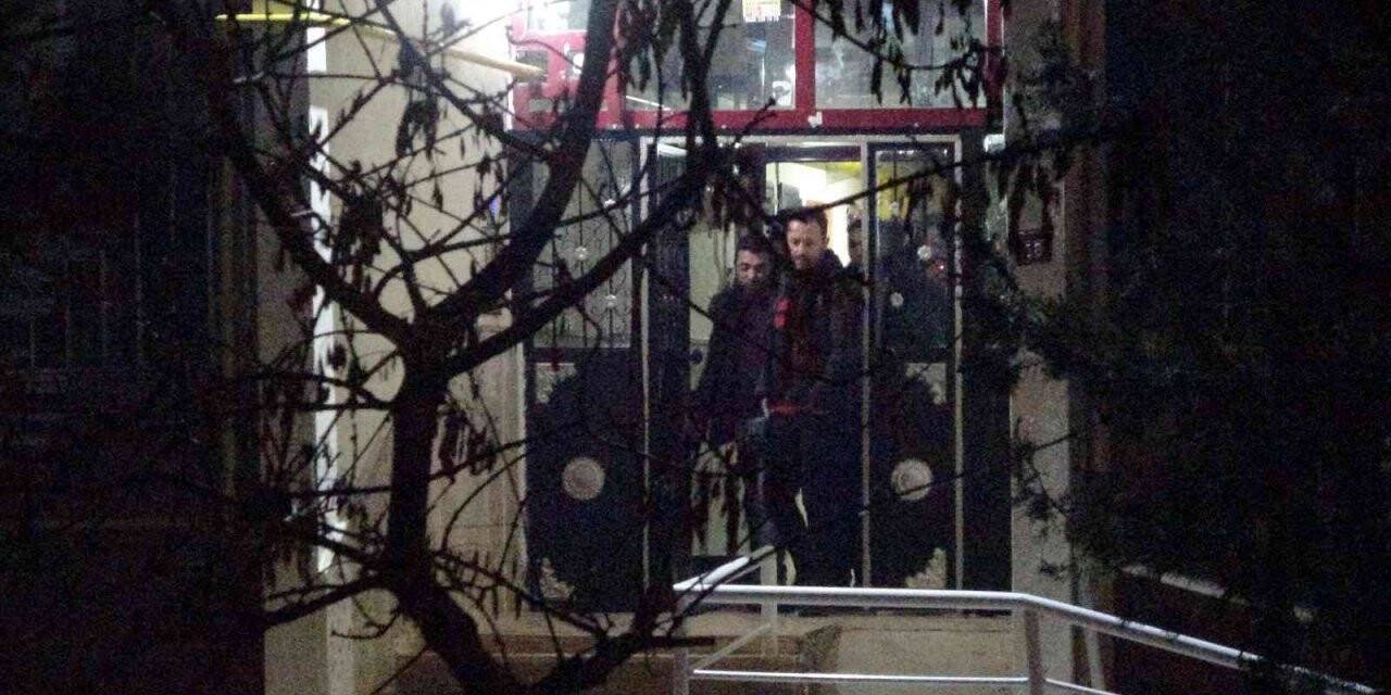 Diyarbakır’da bir hafta önce boşandığı ikinci eşinin kapısına gidip bıçağı boynuna dayayarak görüşmek istedi