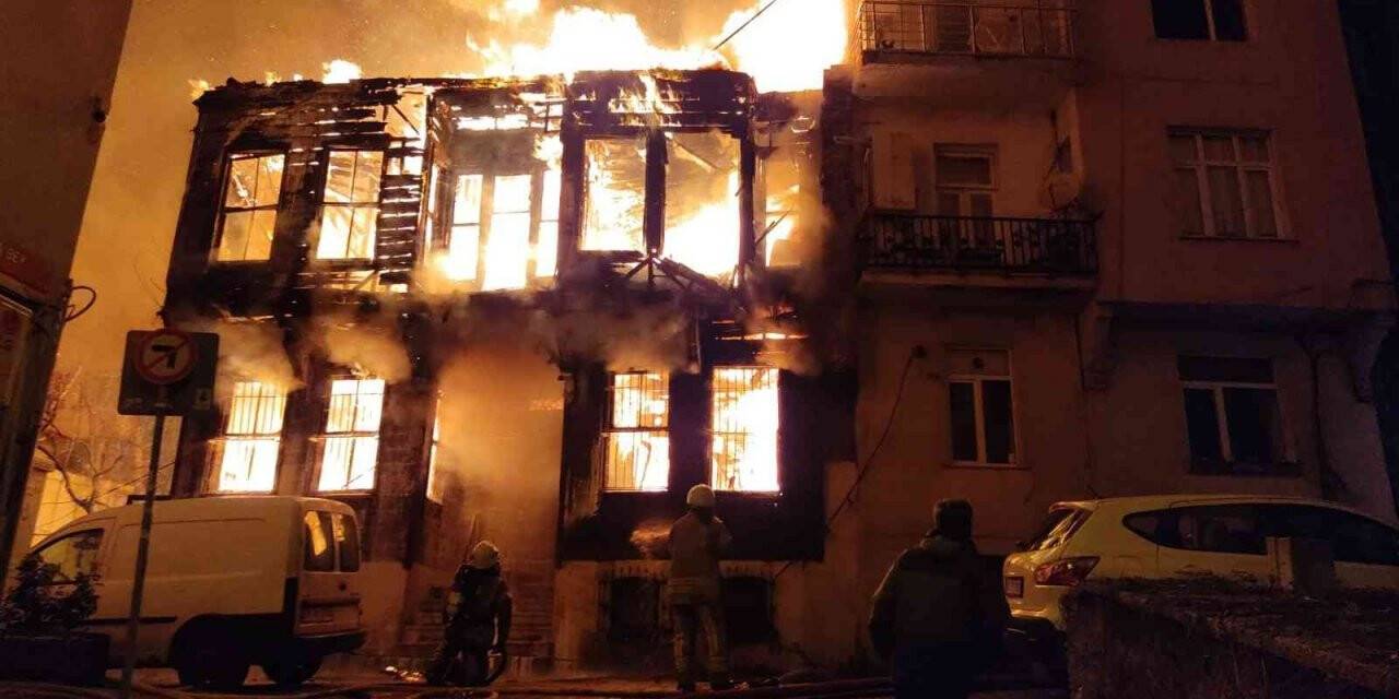 Beyoğlu’nda 2 katlı ahşap bina alev alev yandı: 2 yaralı
