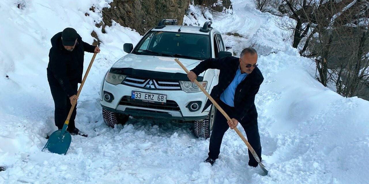 Kardan dolayı yolları kapalı olan köy sakinleri kendi imkanlarıyla yollarını açıyorlar