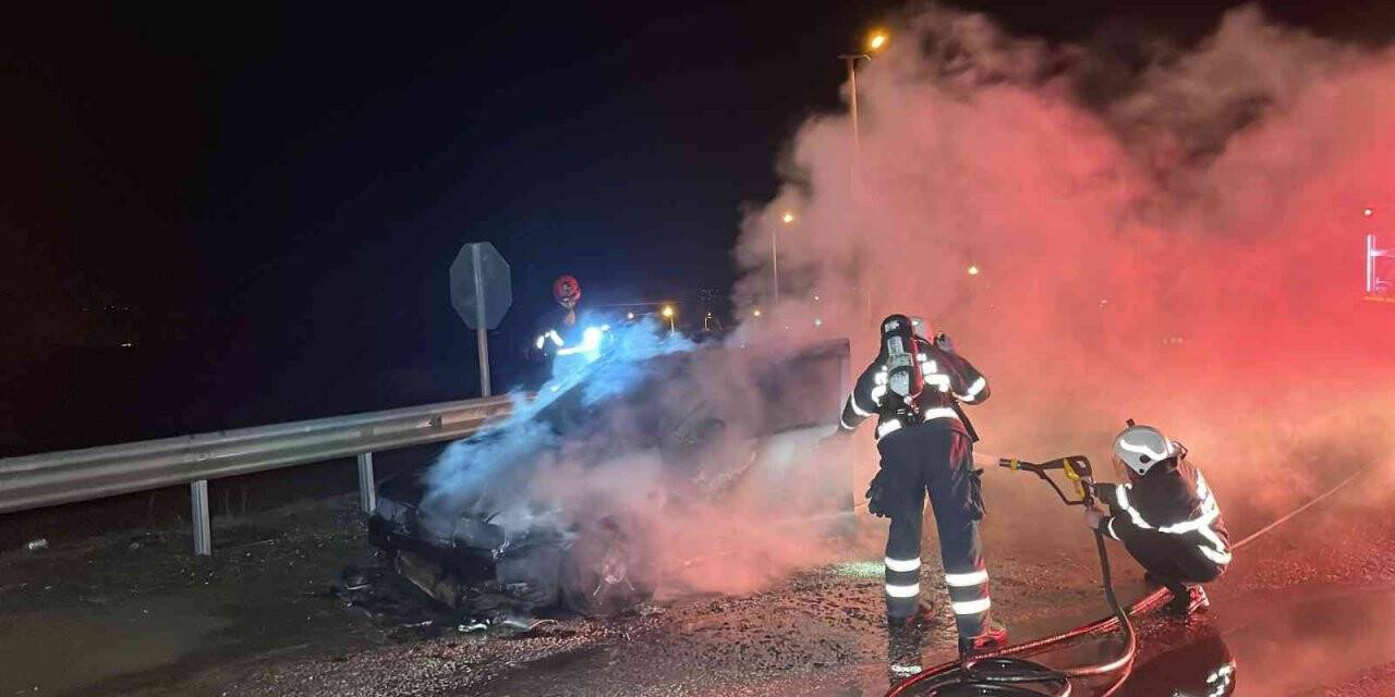 Seyir halinde ki otomobil alev alev yandı