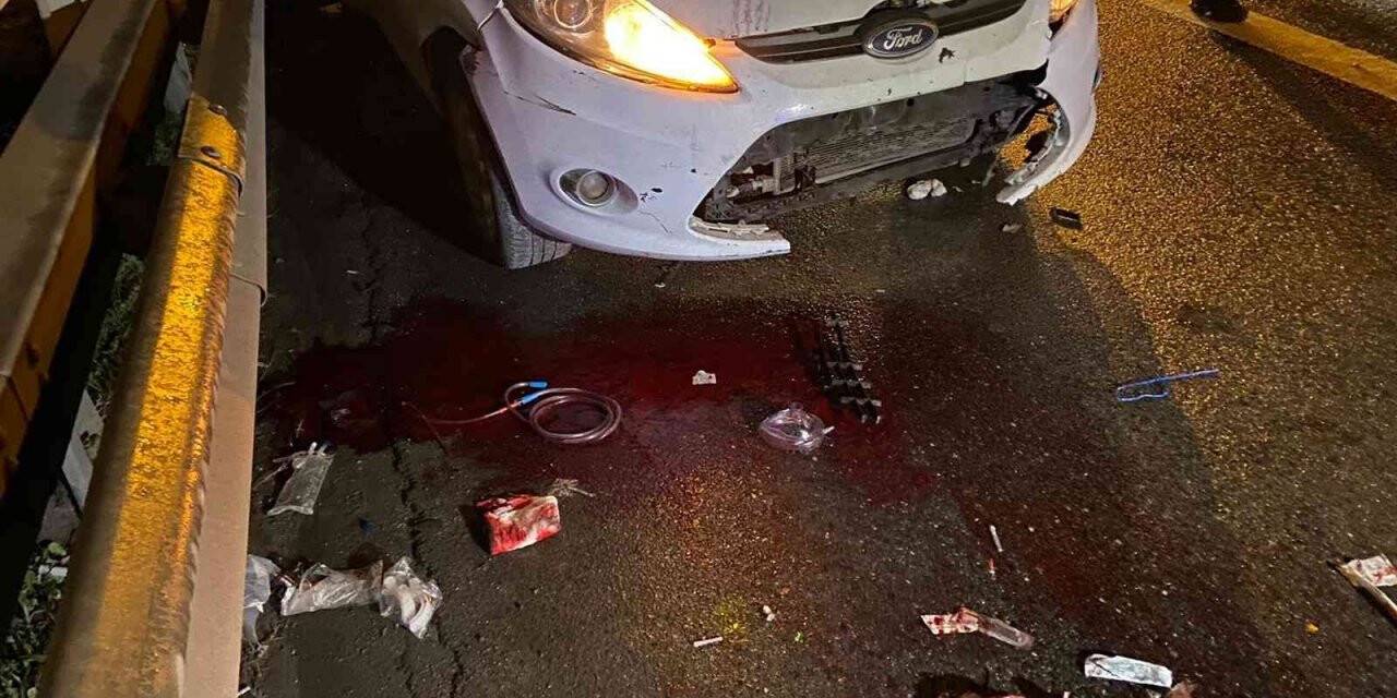 TEM Otoyolunda ticari taksi, sağ şeritte arıza yapan otomobile arkadan çarptı: 1’i ağır 2 yaralı