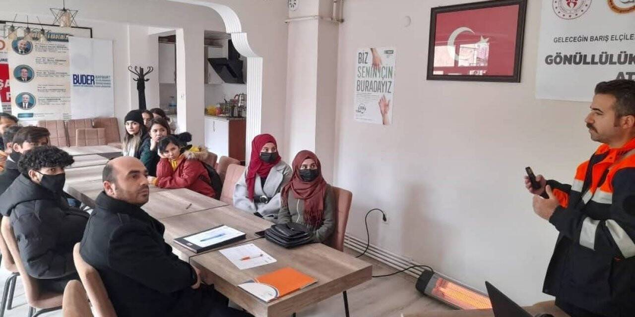 Bayburt’ta Uluslararası Öğrenciler Derneği mensuplarına afet farkındalık eğitimi verildi