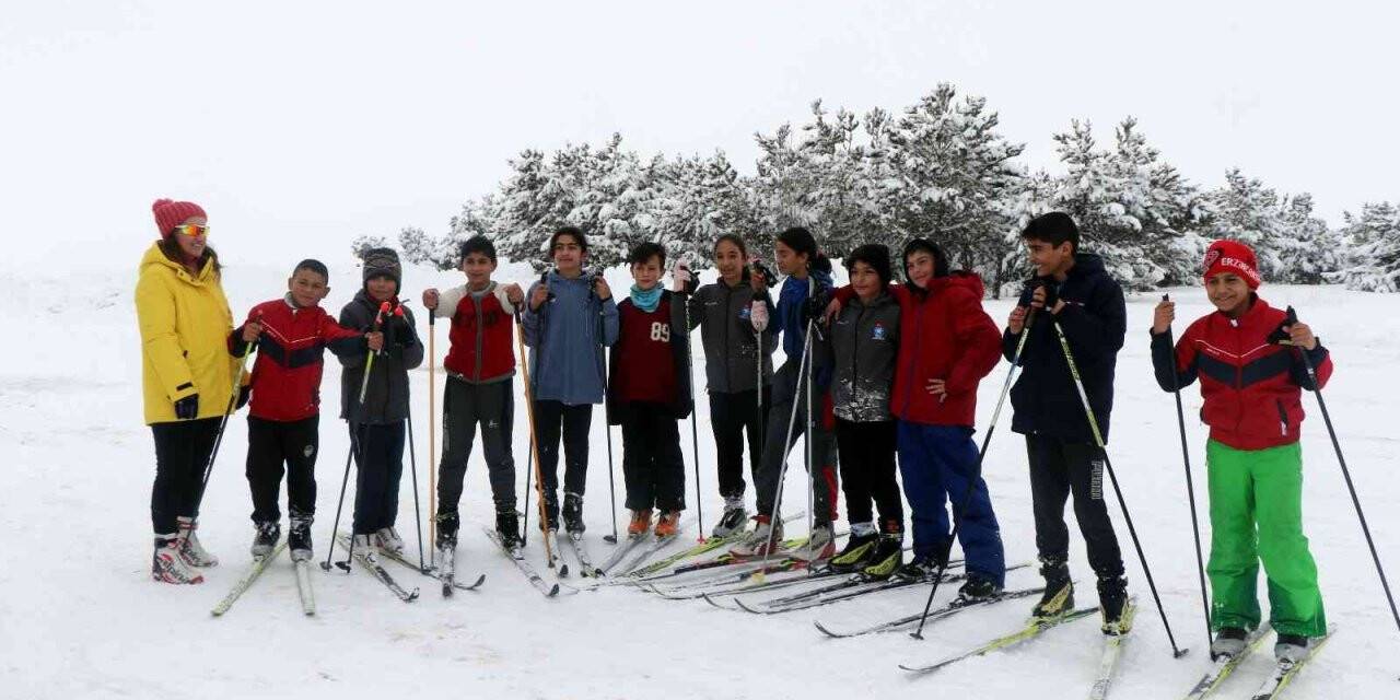 Kayakçılar yarışlara yüksek kesimlerde hazırlanıyor