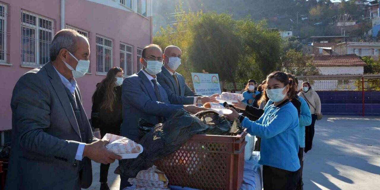 Koçarlı’da öğrencilere 500 adet balık ekmek dağıtıldı