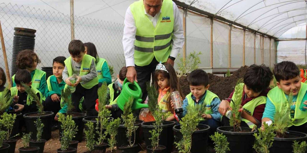 Çocuklar kendilerine özel serada ekiyor, suluyor, yetiştiriyor