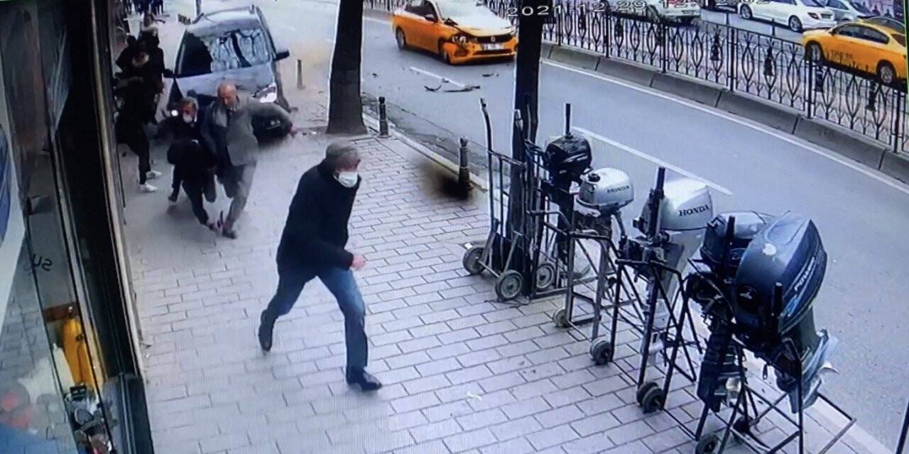 İstanbul’un göbeğinde dehşet anları: Araç kaldırımdaki yayaların arasına daldı