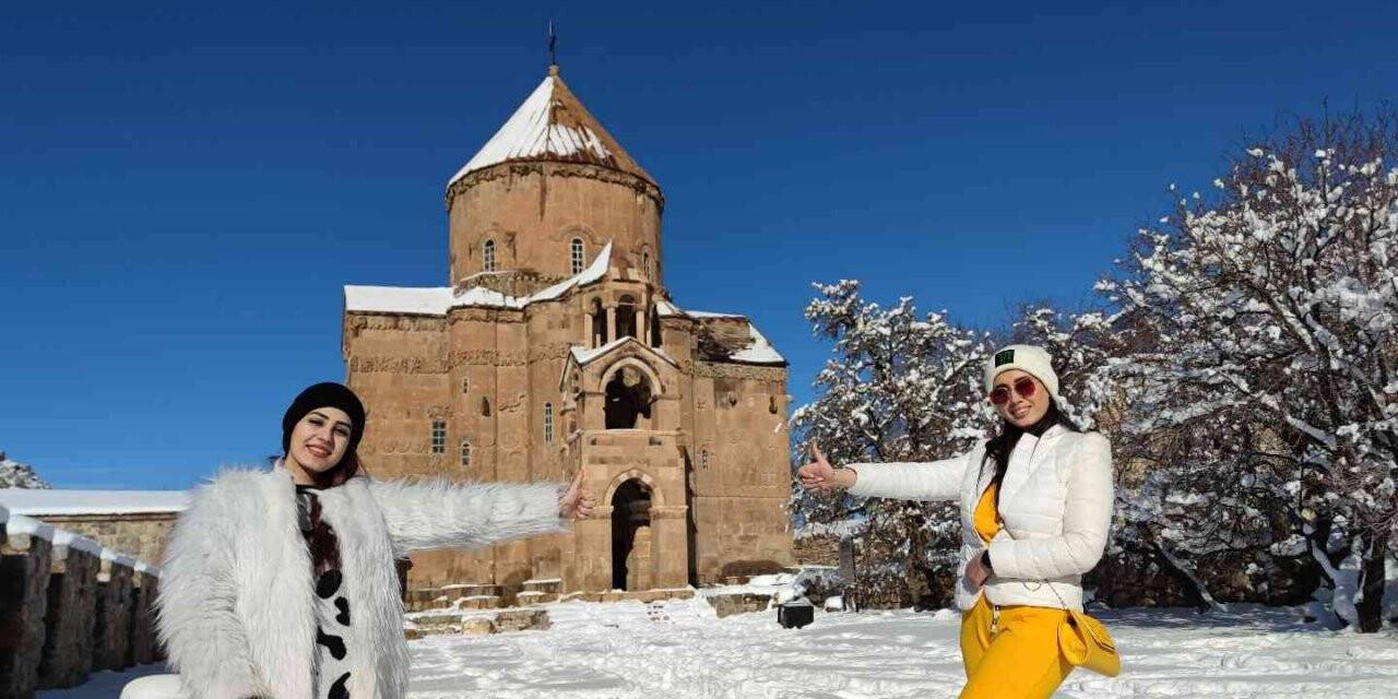 Beyaza bürünen Akdamar Adası’na İranlı turistlerden yoğun ilgi