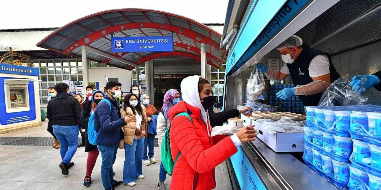 İzmir Büyükşehir Belediyesinden öğrencilere sıcak yemek