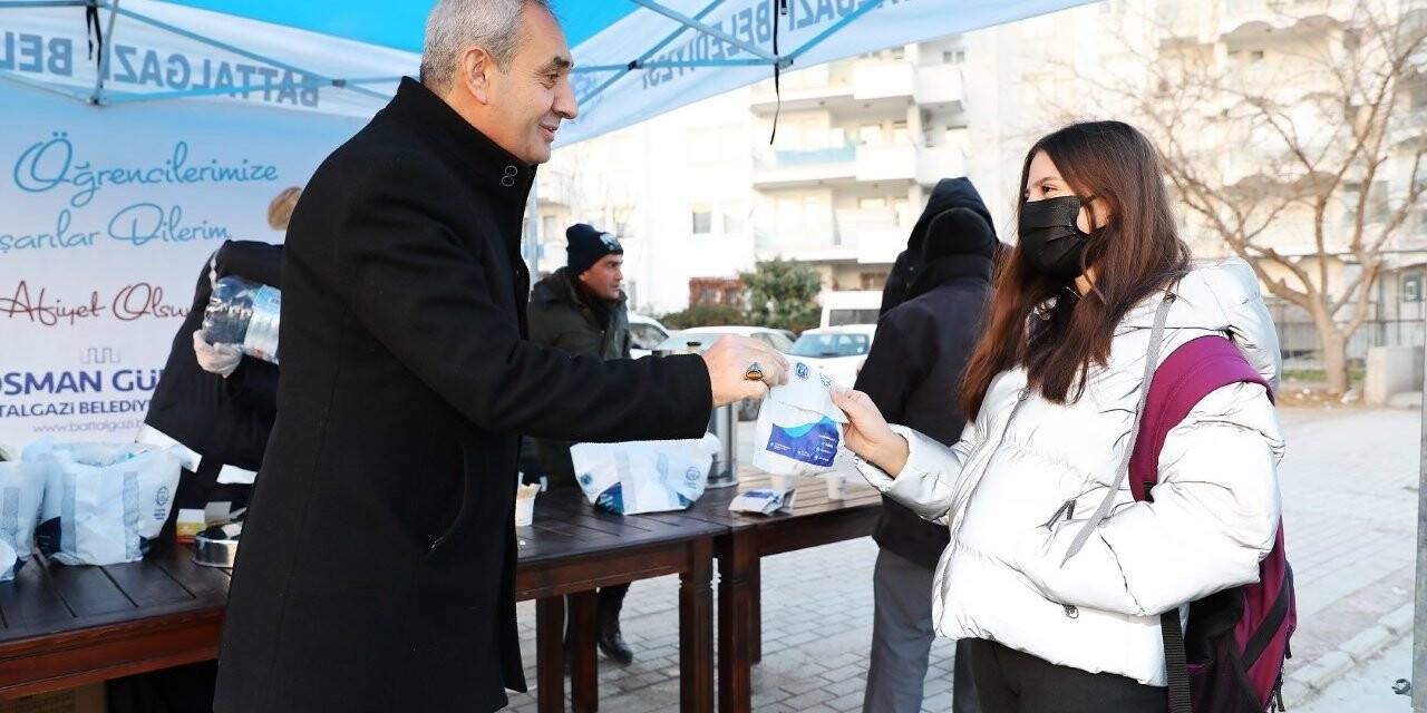 Öğrencilere sınav öncesi kahvaltı ikramı