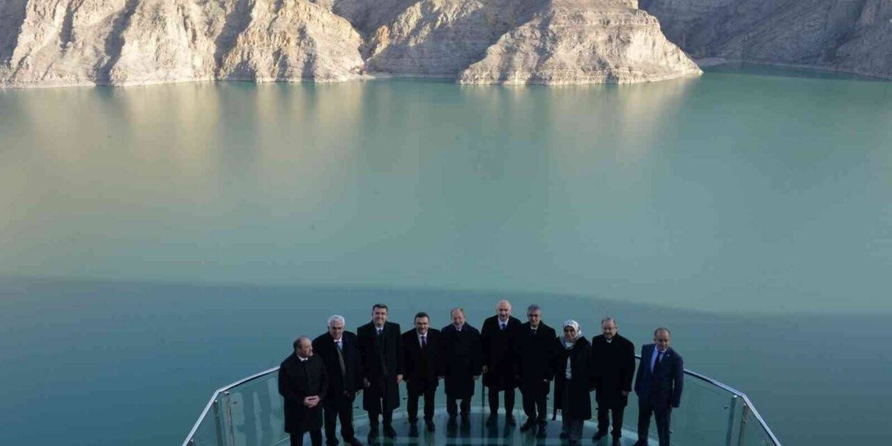 Ulaştırma ve Altyapı Bakanı Karaismailoğlu, Türkiye’nin en büyük cam terasını gezdi