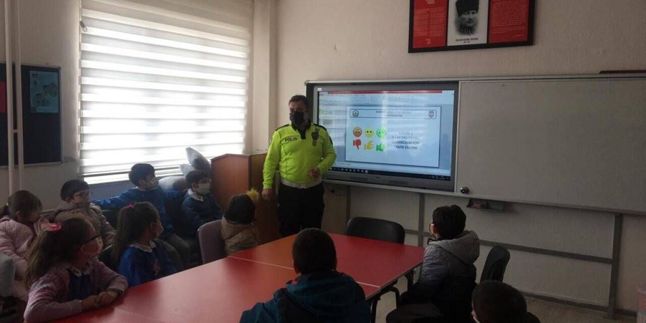 İlkokul öğrencilerine trafik güvenliği eğitimi verildi