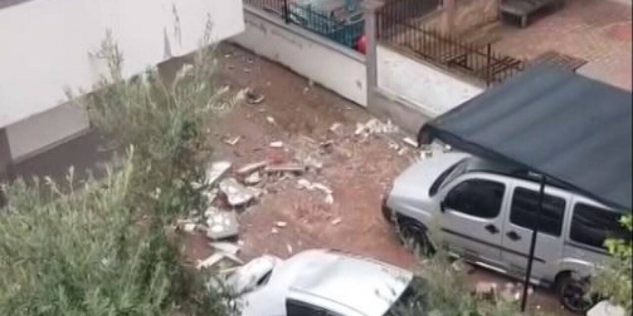 ’Kırmızı kod’ uyarısının yapıldığı Antalya’da fırtına çatı uçurdu