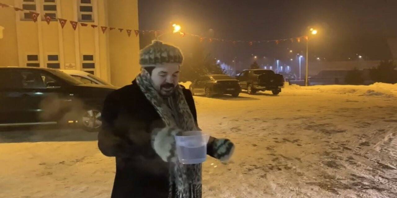 Ağrı’da sıcak su havada dondu