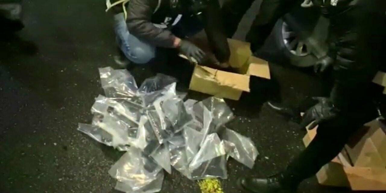 Otomobillerin bagajından 80 silah ile balya halinde para ele geçirildi