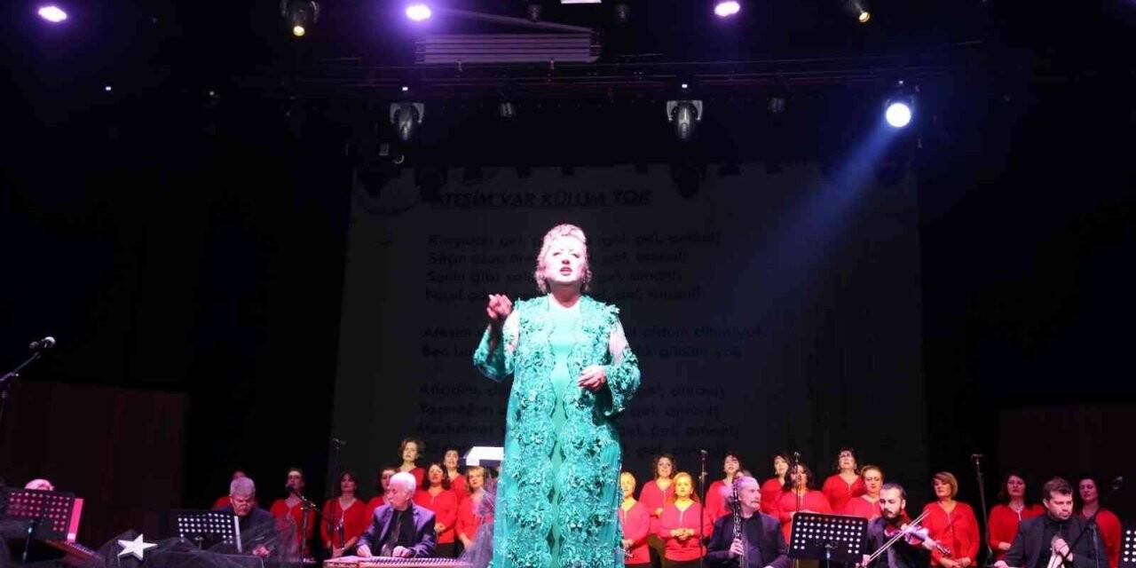 Kadınlar korosu iki usta bestekarın eserlerini seslendirdi, kulakların pası silindi