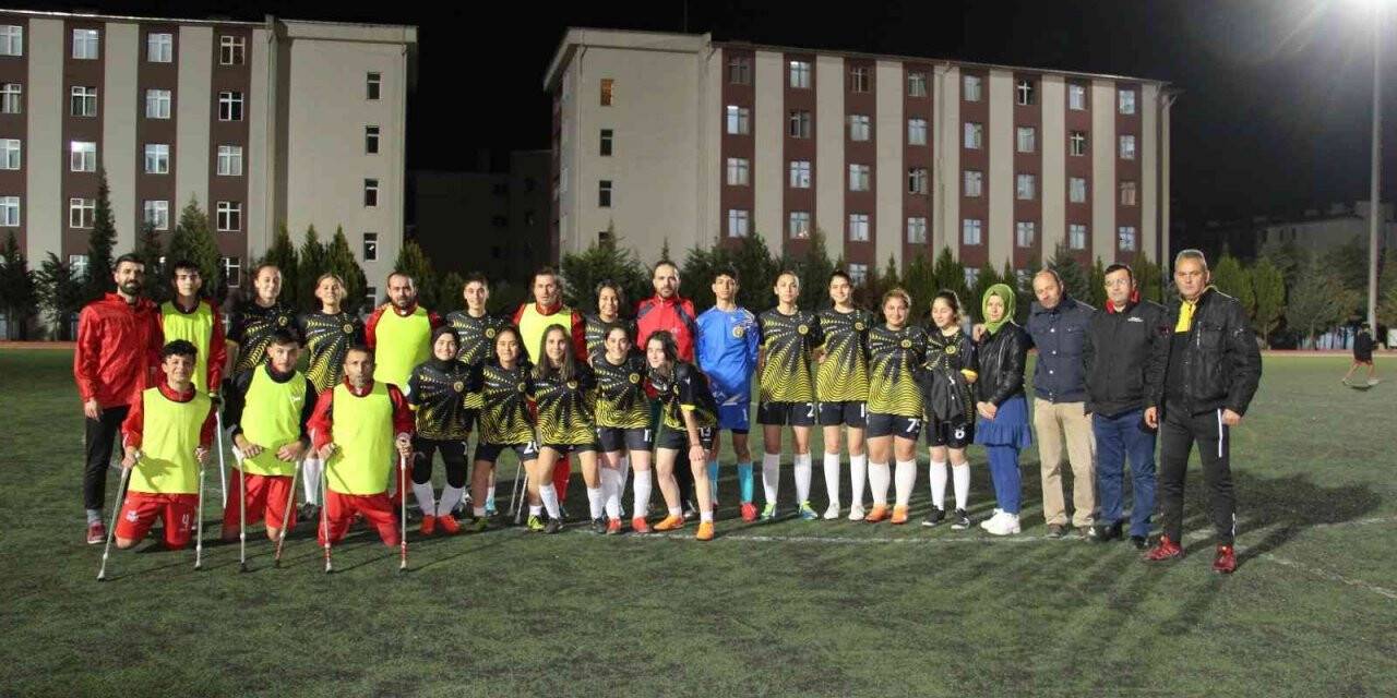 Kadın futbol takımı ve ampute sporcular kadına şiddete ’hayır’ dedi