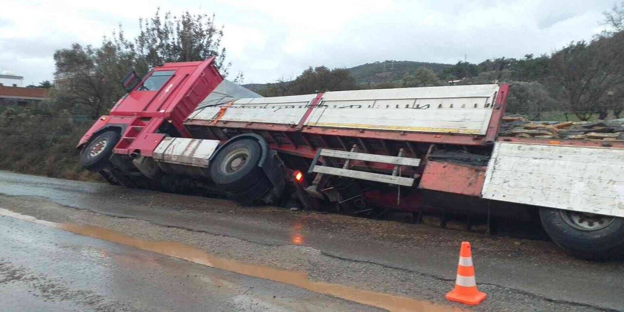 Bodrum’da tır, su kanalına girdi