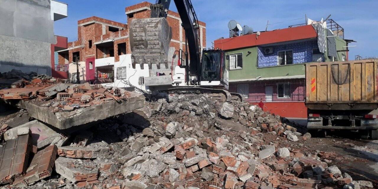 Akdeniz’de bir metruk bina daha yıkıldı