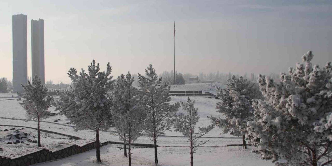 Malazgirt’te kırağı ile gelen güzellik