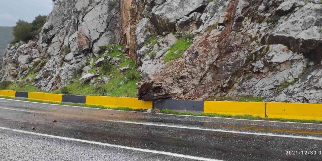 Marmaris’te sağanak yağış nedeniyle yollar kapandı, iş yerlerini su bastı