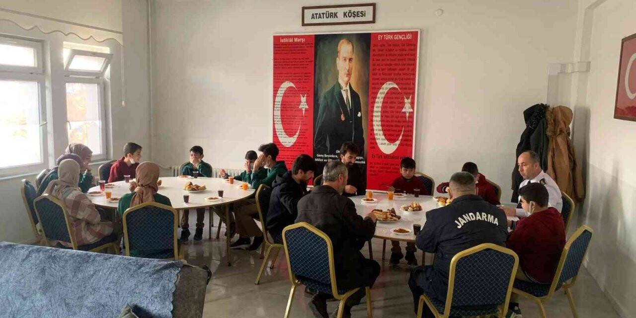 Öğrencilerden jandarmaya “teşekkür” ziyareti
