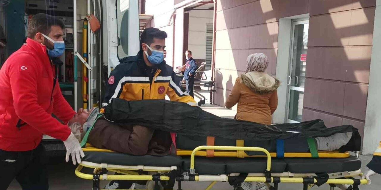 Lastiği patlayan kamyonet devrildi: 2 yaralı
