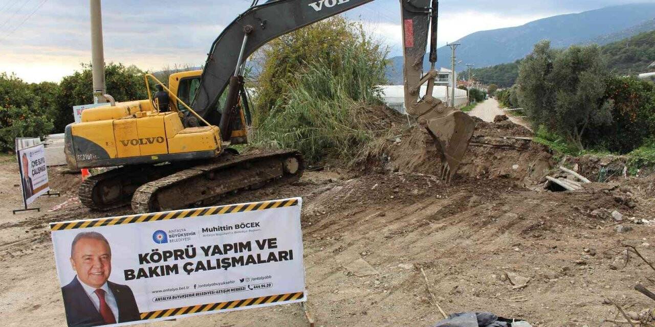 Kumluca Hacıveliler Köprüsü’nde yenileme çalışması