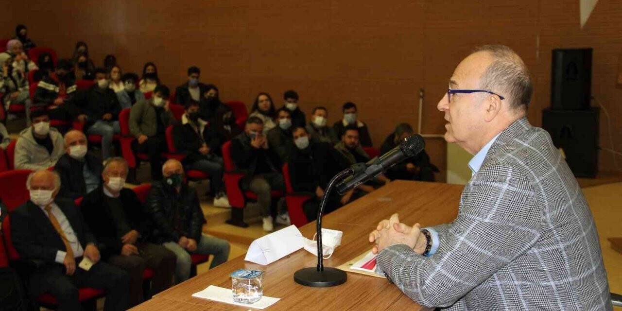 Spor yorumcusu Domaç, iletişim fakültesi öğrencileriyle buluştu