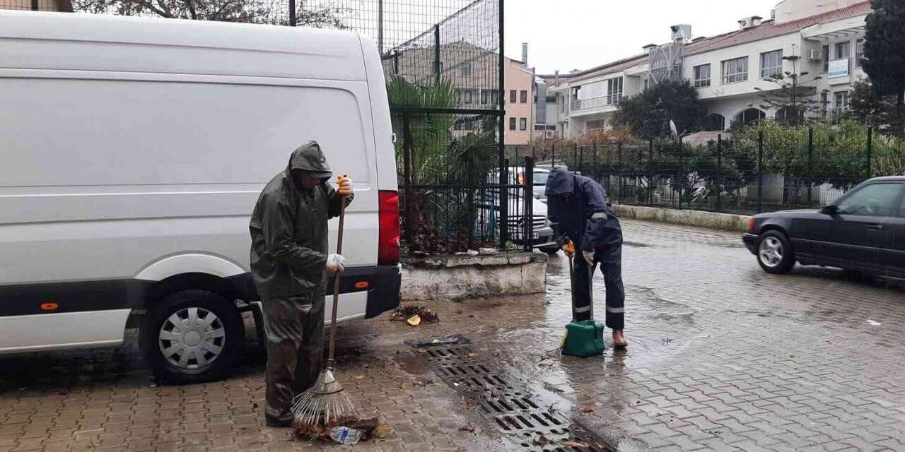 Marmaris’te belediye ekiplerinden yağmur mesaisi
