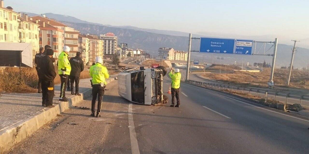 D100’de bariyerlere çarpan minibüs devrildi: 1 yaralı