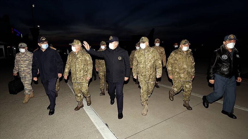 Milli Savunma Bakanı Akar, TSK komuta kademesi ile sınır hattında
