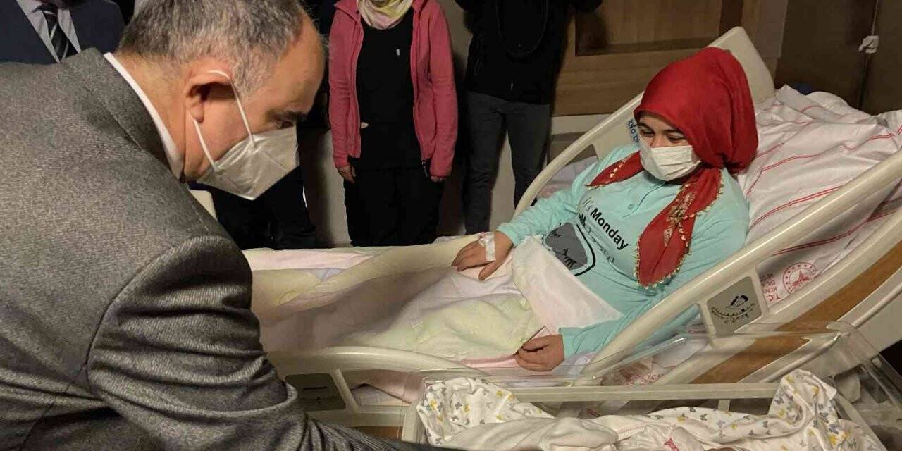 Konya'da yılın ilk bebeği 8 yıldır çocuk bekleyen anneye çifte mutluluk yaşattı