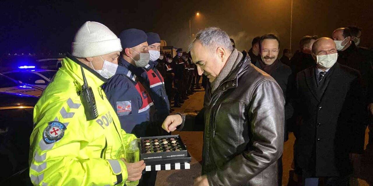 Vali Özkan, uygulama noktasındaki sürücülere çikolata ikram etti