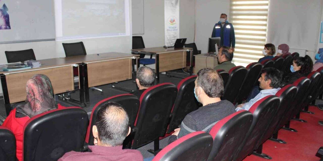Erzincan Gençlik Merkezi personeline afet bilinci eğitimi verildi