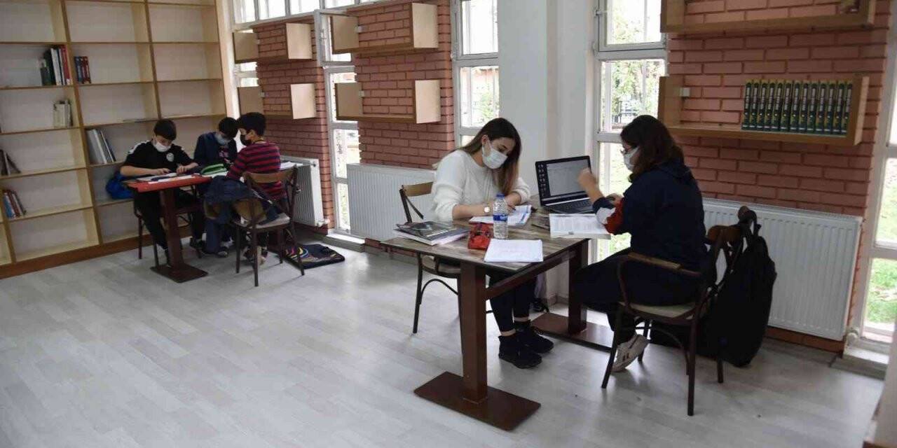 Yunusemre Millet Kıraathanesi öğrencilerin uğrak noktası oldu