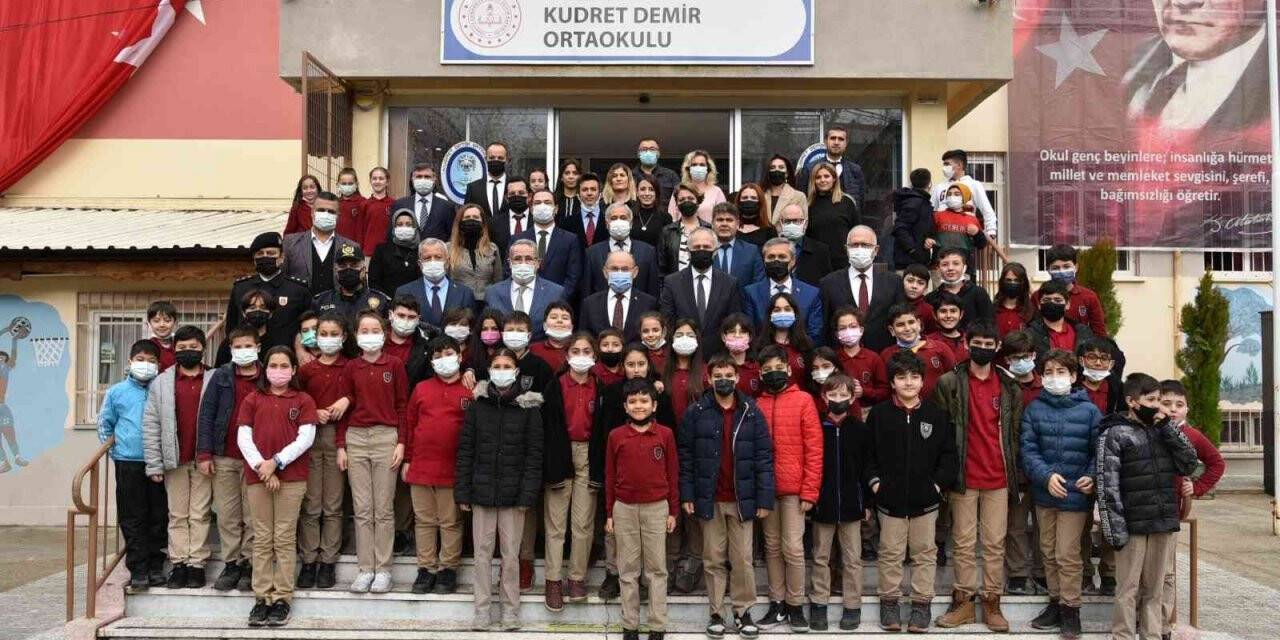 Vali Karadeniz, Salihli’de kütüphane açılışına katıldı