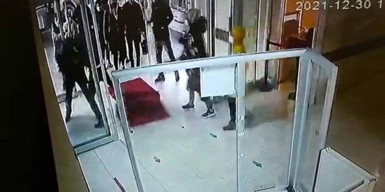 Avcılar’da hasta yakını güvenlik görevlisine saldırdı