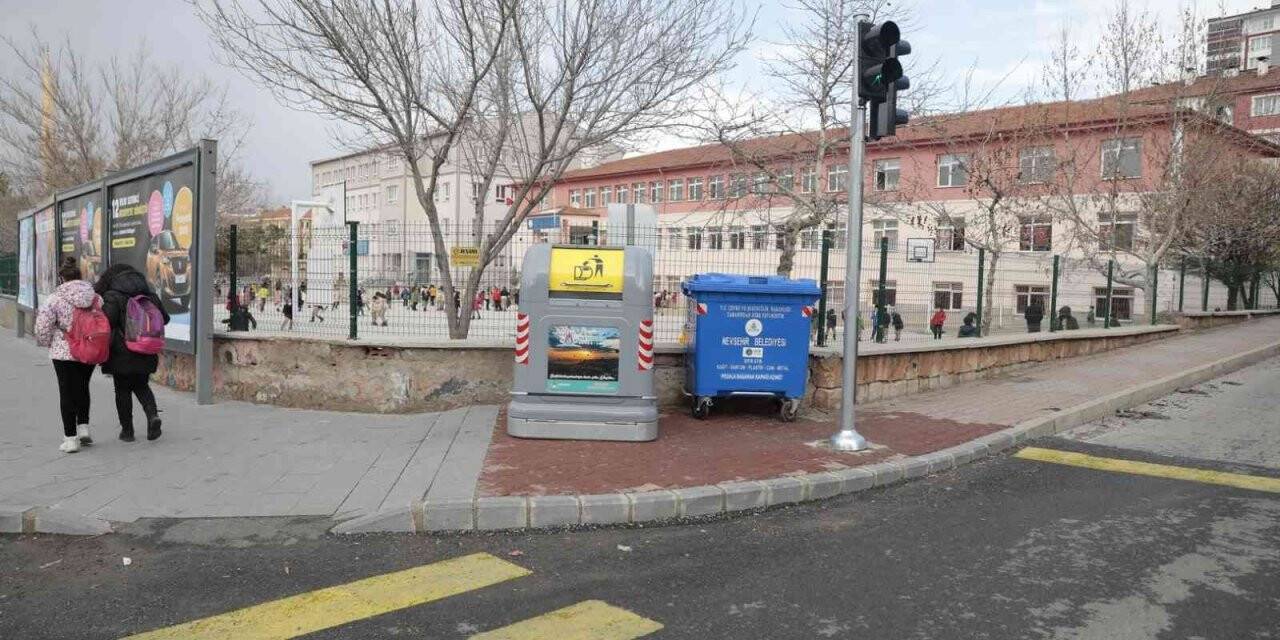 Yeni nesil yerüstü çöp konteynerlerin dağıtımı tamamlandı