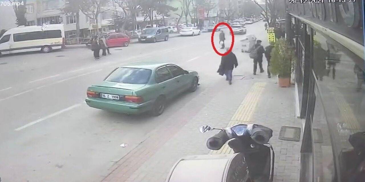 Bursa’da dehşet anları kamerada...Otomobilin çarptığı çift yaralandı