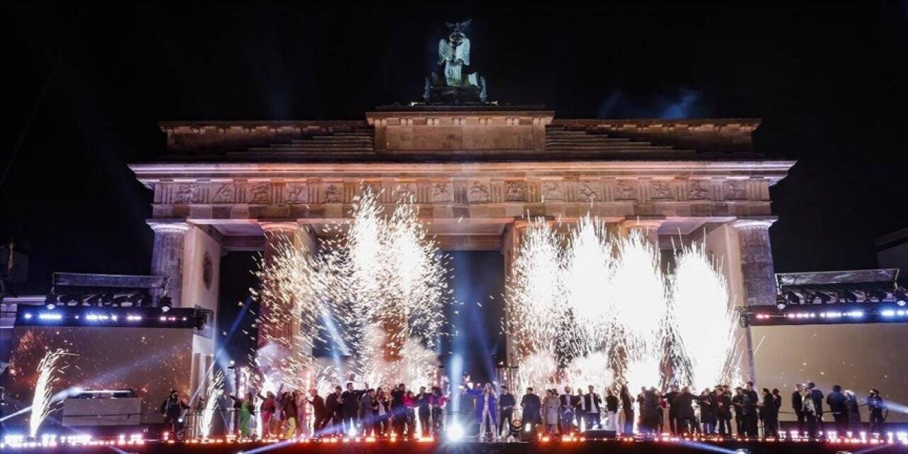 Avrupa yeni yıla Kovid-19 kısıtlamaları nedeniyle "sessiz kutlamalarla" girdi