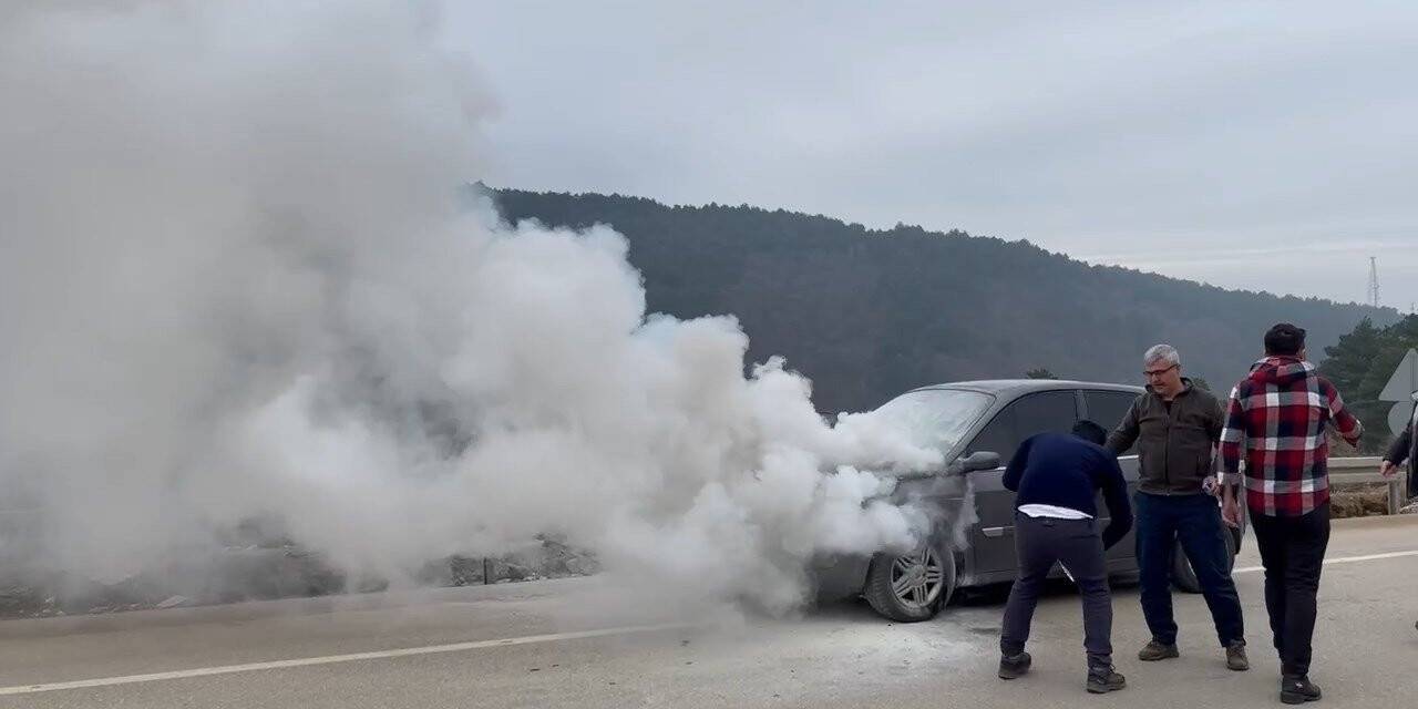Uludağ yolundaki yoğunluktan yanan otomobil kullanılamaz hale geldi