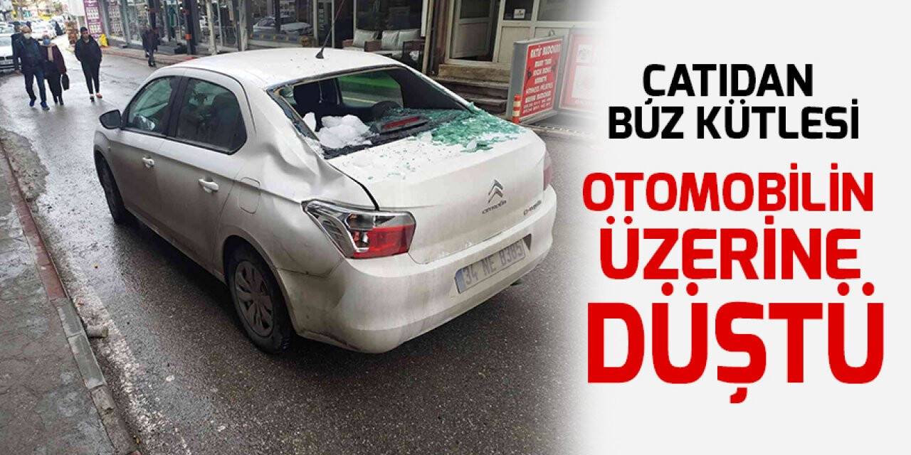 Çatıdan buz kütlesi otomobilin üzerine düştü, o anlar kameraya yansıdı